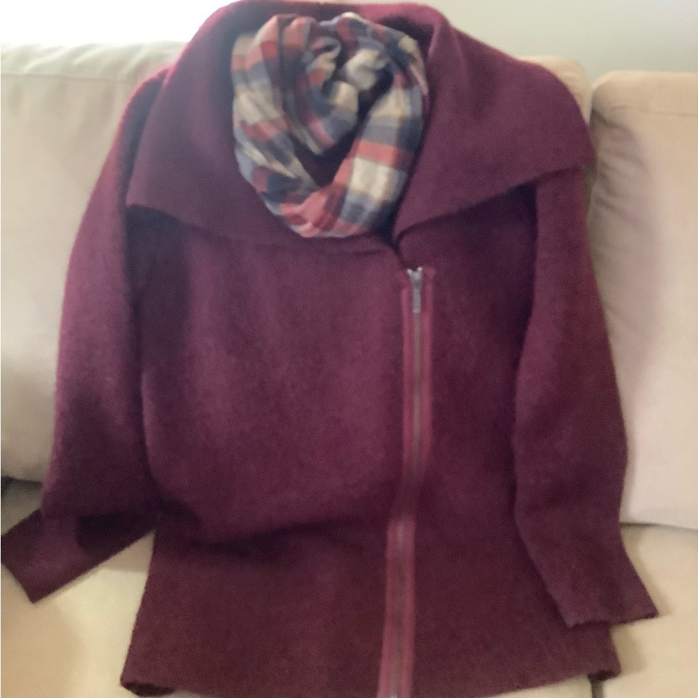 Sweaters - Picture 3 of 6